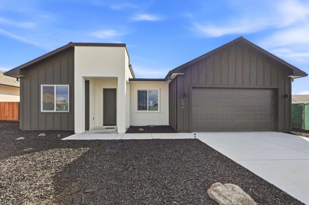 594 Fulton Way Property Photo 1