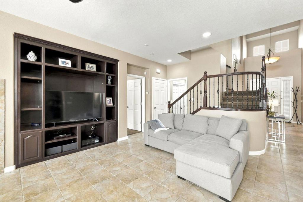 1752 Whisper Way Property Photo 9