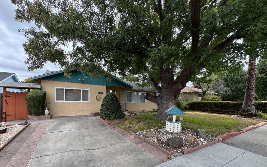 894 Hazelnut Court Property Photo 1
