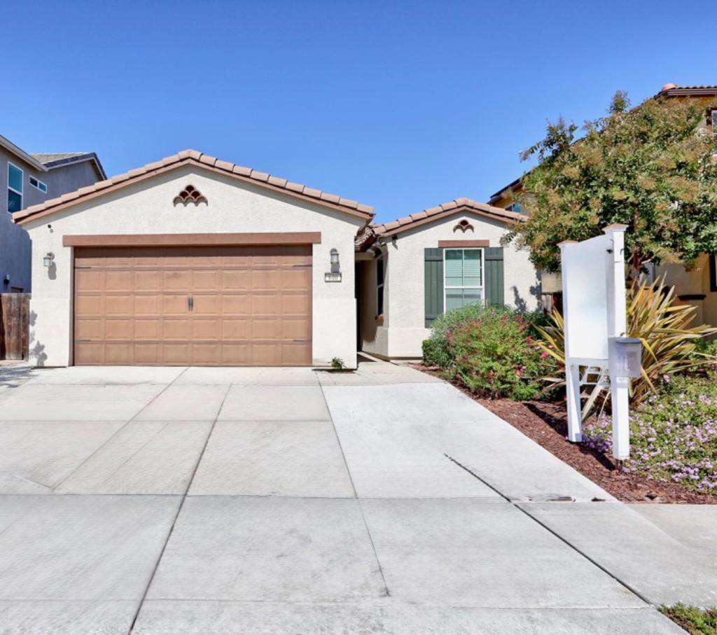 610 Valencia Way Property Photo 1