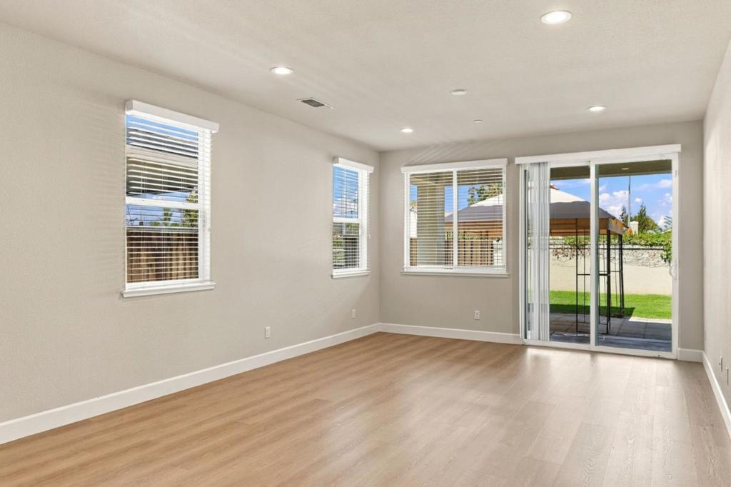 610 Valencia Way Property Photo 3