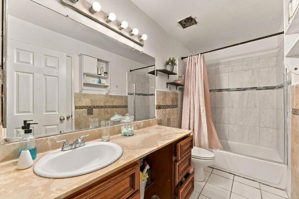 725 Balfour Drive Property Photo 9