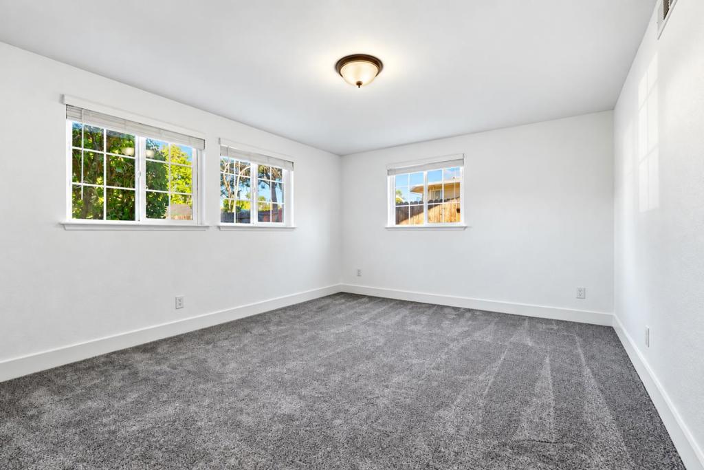 305 Castle Court Property Photo 27