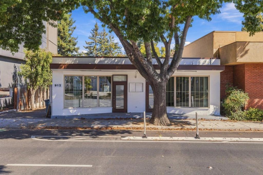 912 W El Camino Real Property Photo 3