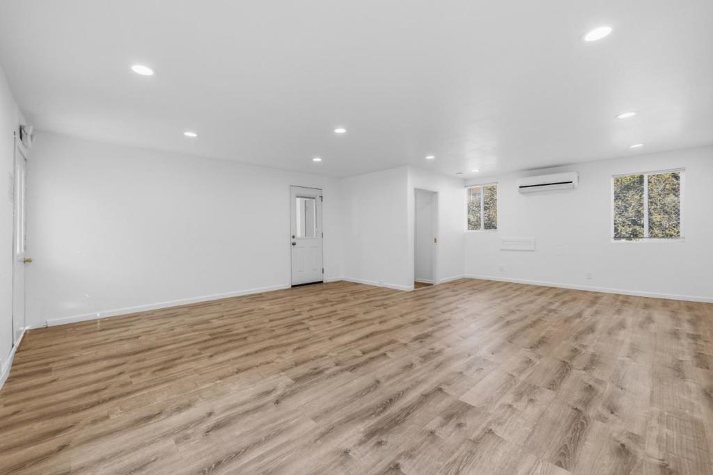 912 W El Camino Real Property Photo 16