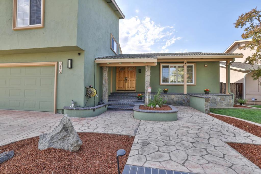 310 Viscaino Way Property Photo 4