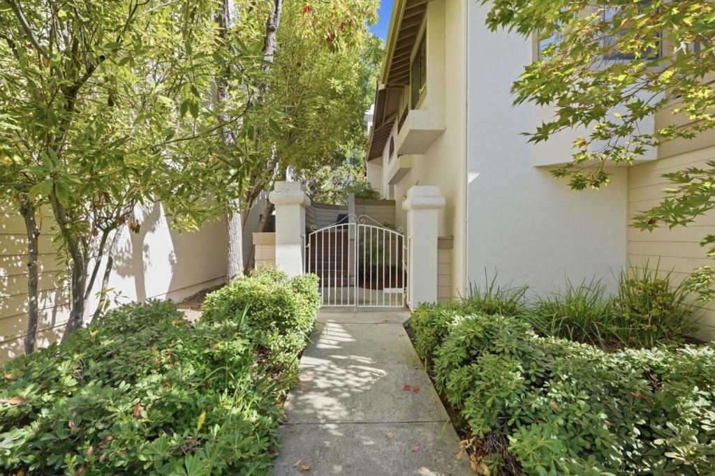 464 Ives Terrace Property Photo 3