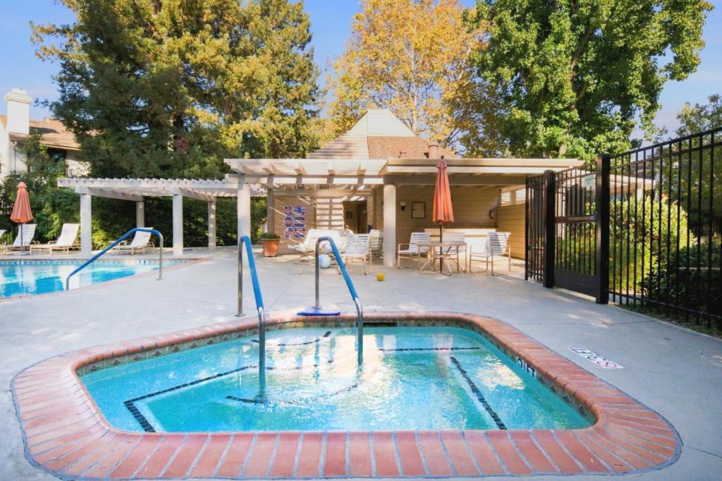 464 Ives Terrace Property Photo 63
