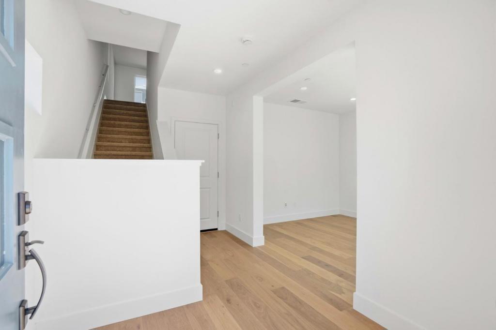 6002 Sunglow Terrace Property Photo 2