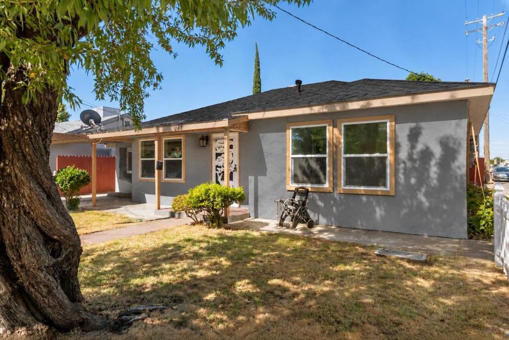 1087 Souza Street Property Photo 1