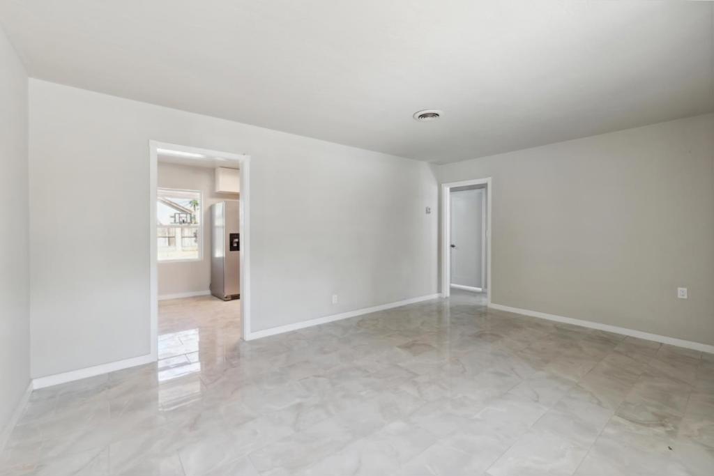 1087 Souza Street Property Photo 5