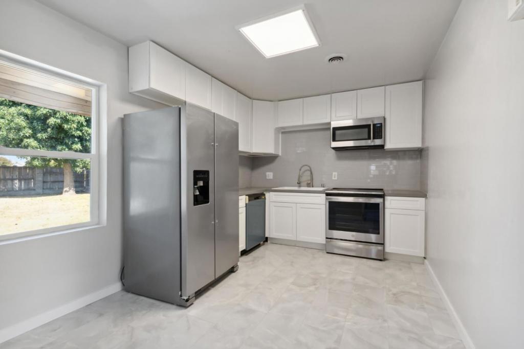 1087 Souza Street Property Photo 6