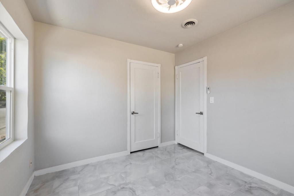 1087 Souza Street Property Photo 7