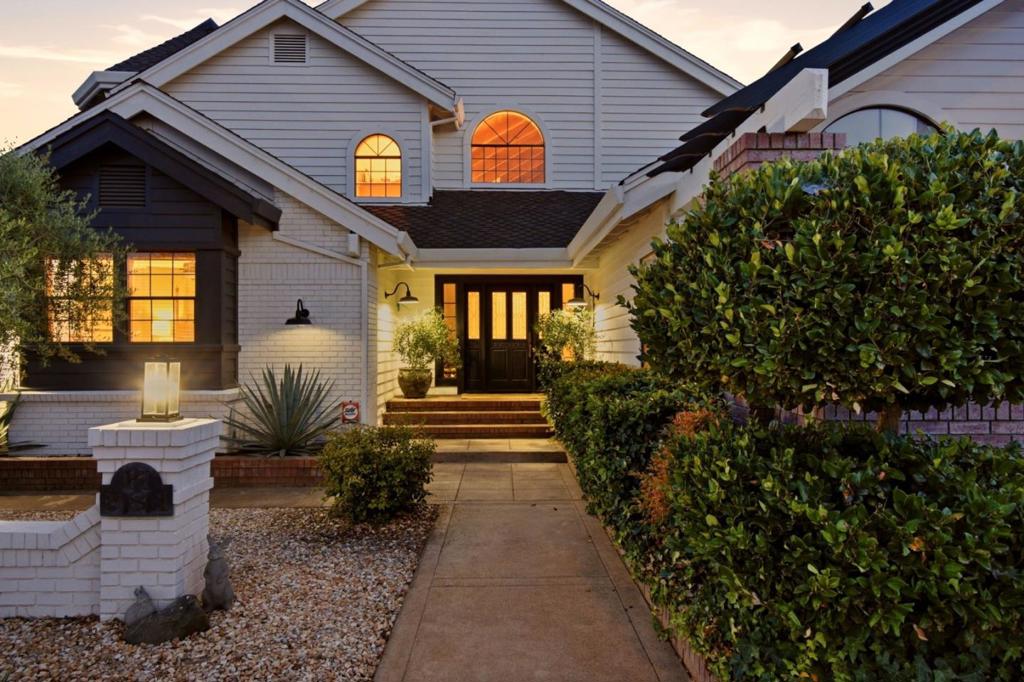 881 Sunkist Court Property Photo 3