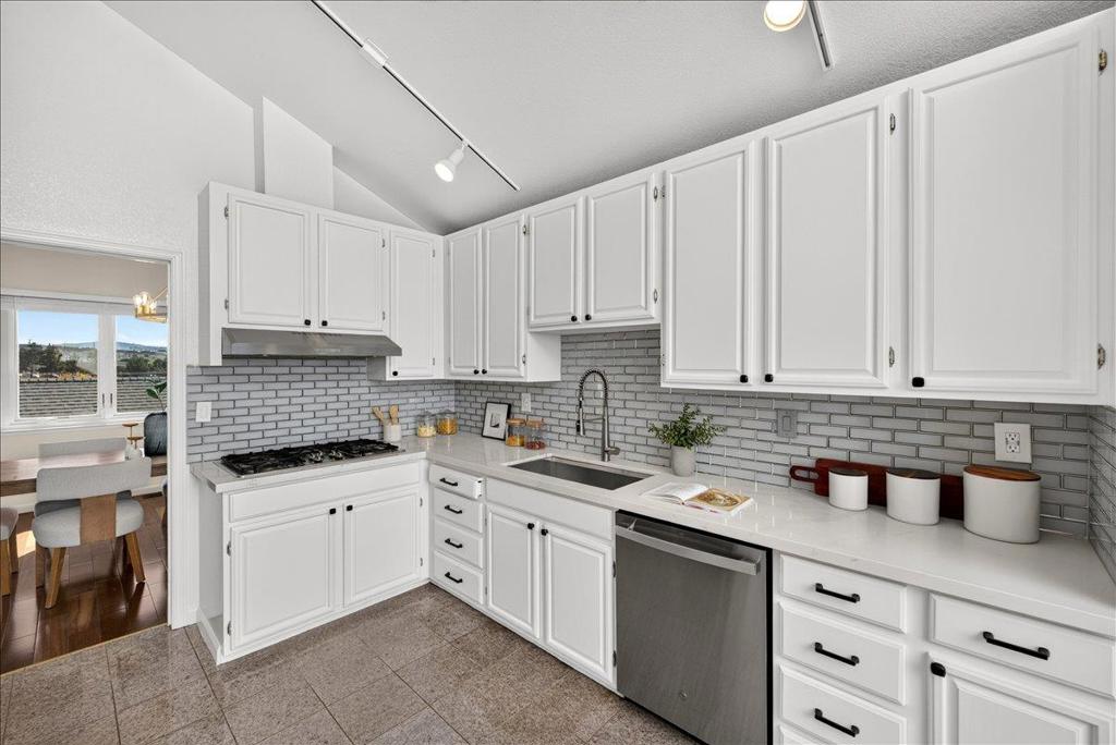 554 Castle Street Property Photo 10