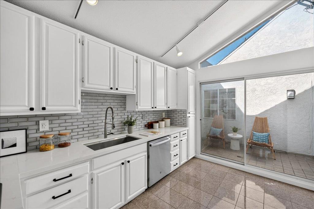 554 Castle Street Property Photo 11