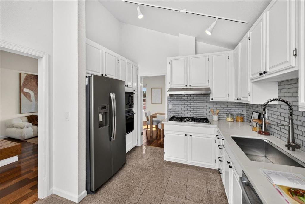 554 Castle Street Property Photo 12