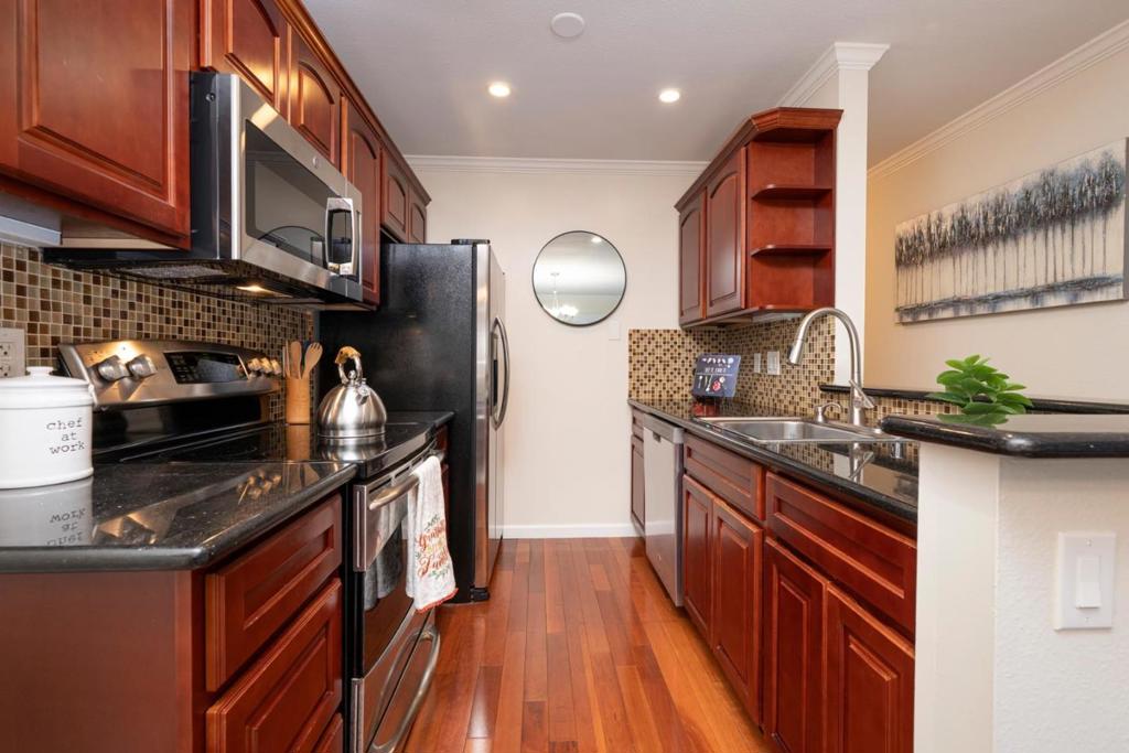 137 Piccadilly Place C Property Photo 4
