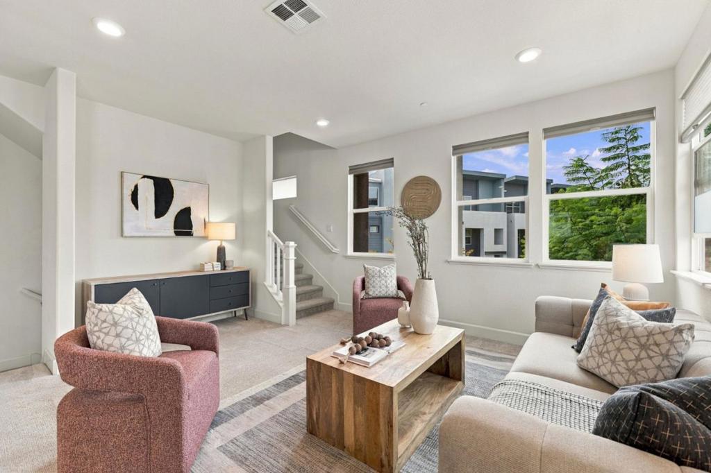 553 Clover Circle Property Photo 3