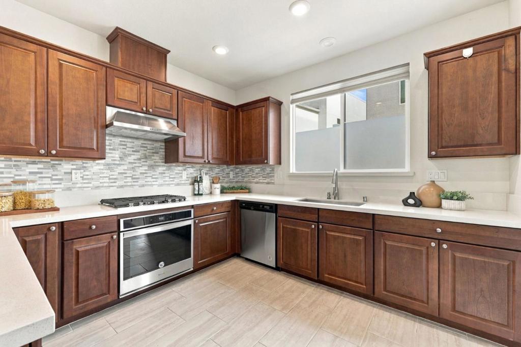553 Clover Circle Property Photo 8