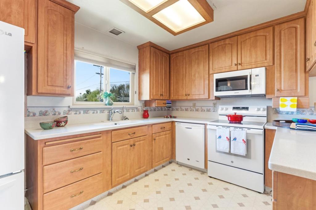 1069 University Avenue Property Photo 4