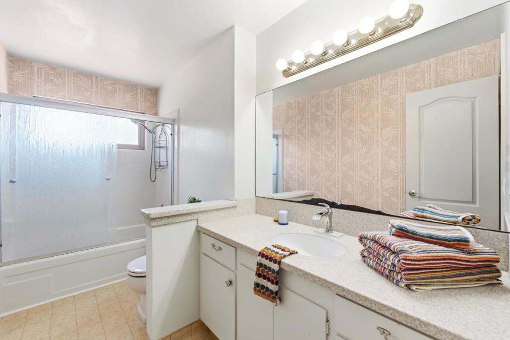 1069 University Avenue Property Photo 13