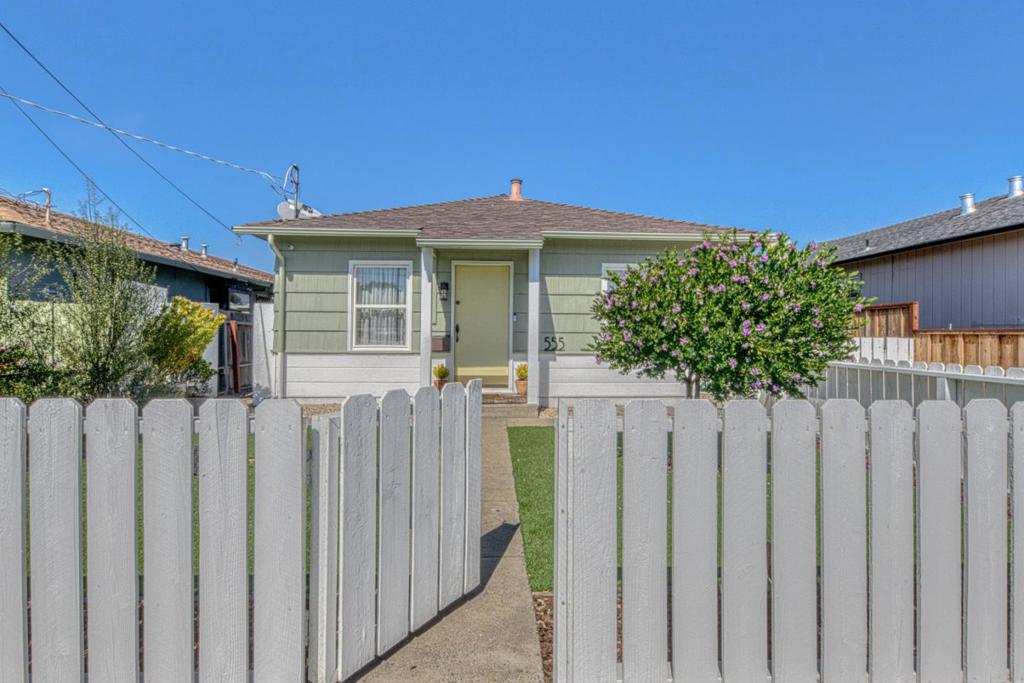 555 Elm Avenue Property Photo 2