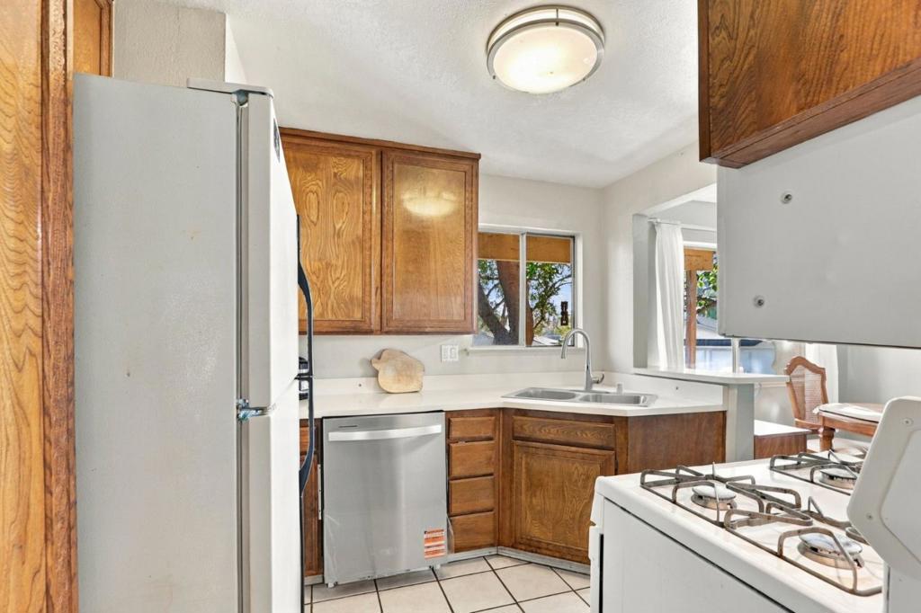 1035 Alta Mira Drive A Property Photo 11