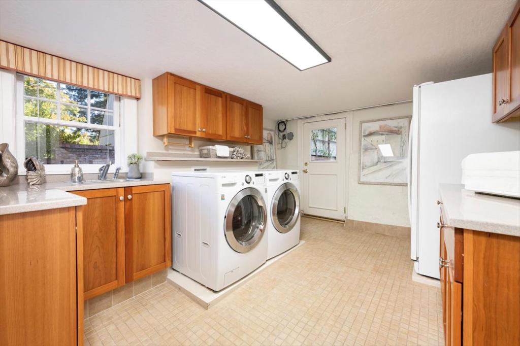 469 Fairfax Avenue Property Photo 20