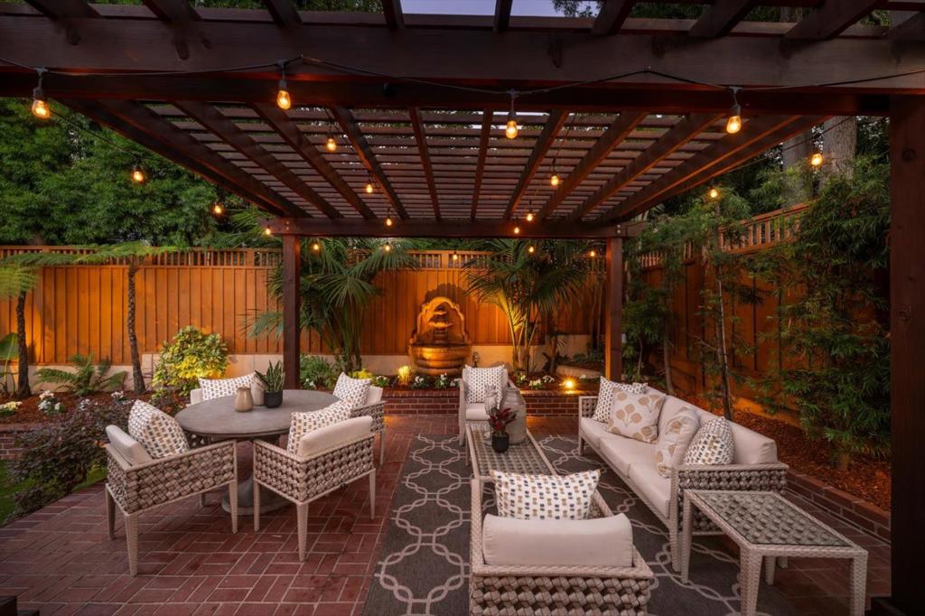469 Fairfax Avenue Property Photo 24