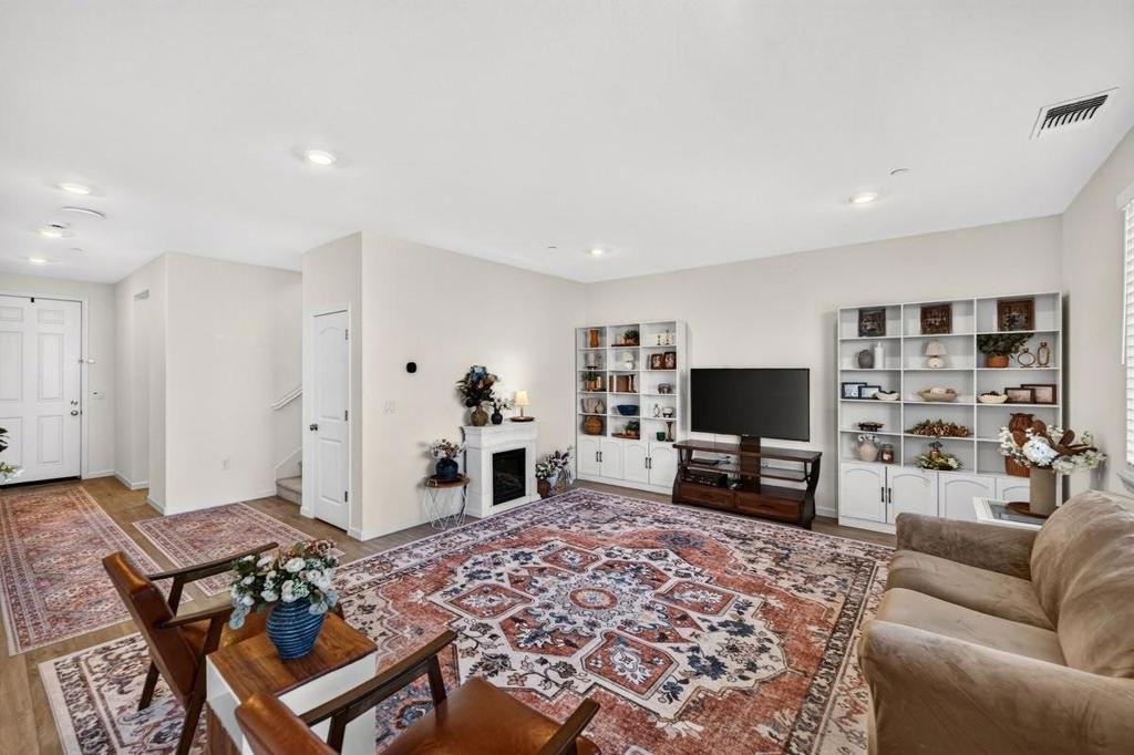 1910 Peony Street Property Photo 9