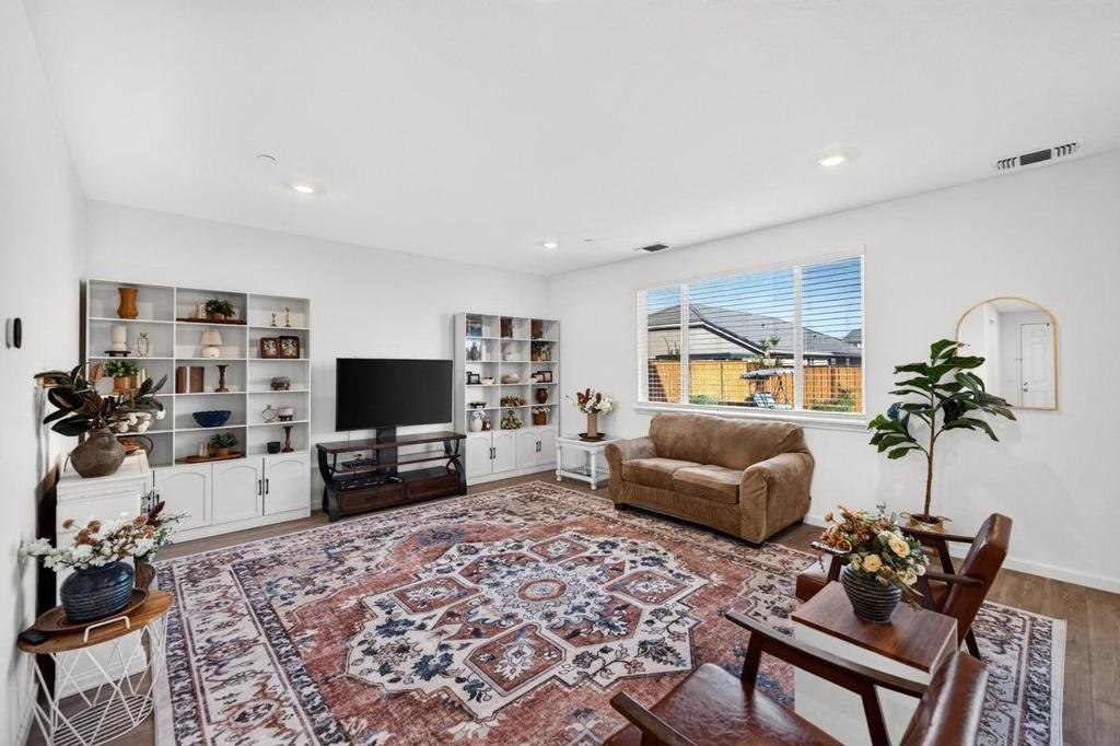 1910 Peony Street Property Photo 10