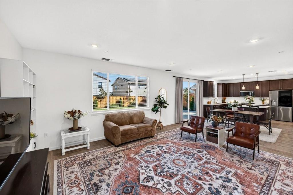1910 Peony Street Property Photo 11