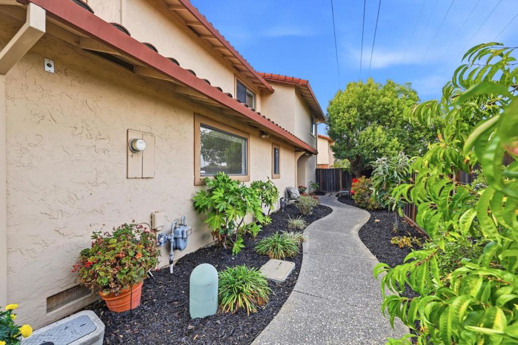 1601 Singletree Way Property Photo 2