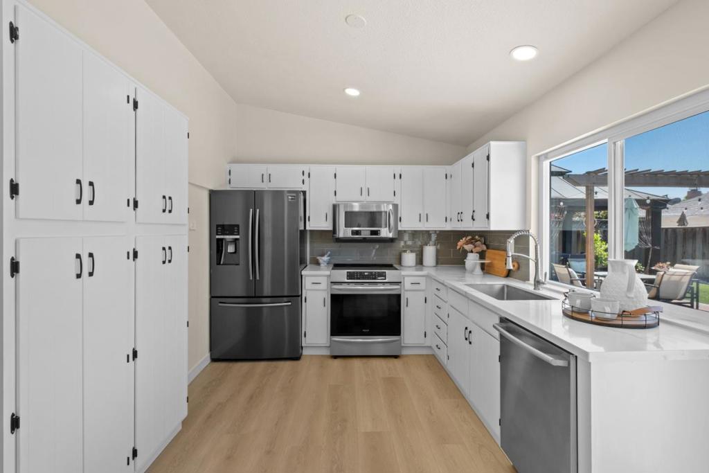 1873 Camargo Drive Property Photo 8