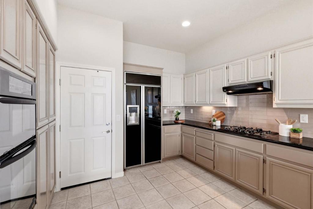 211 Sunset Court Property Photo 13