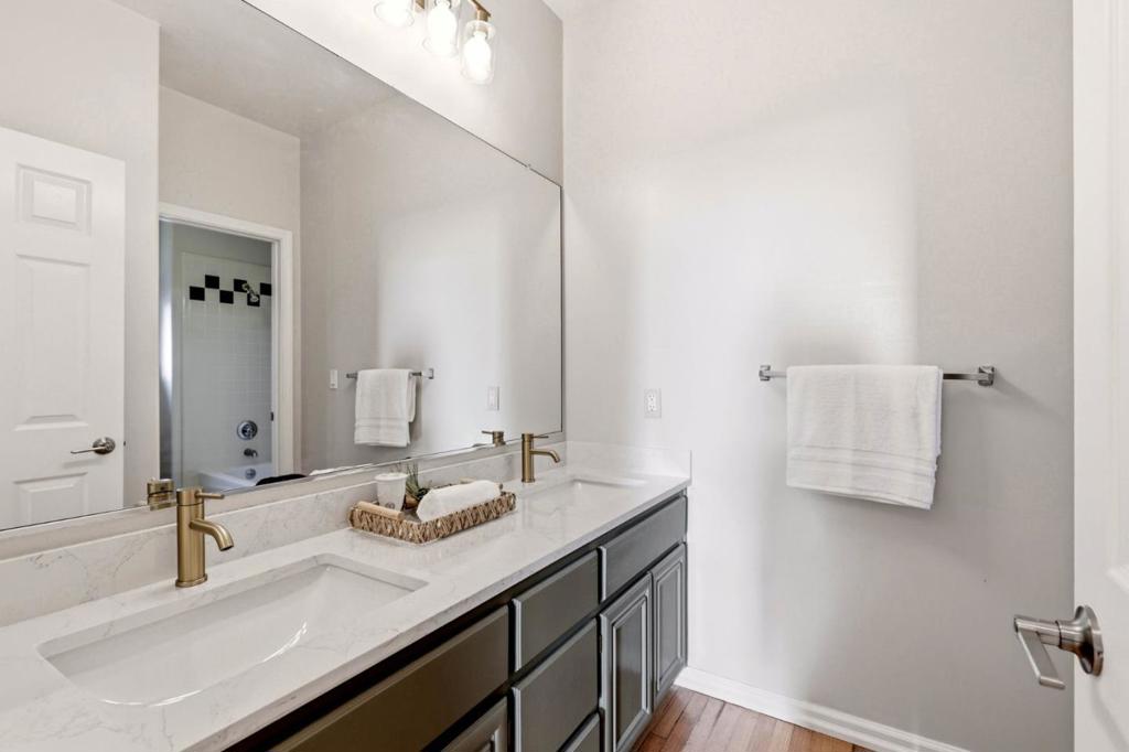 211 Sunset Court Property Photo 23