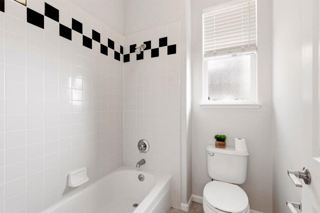 211 Sunset Court Property Photo 24