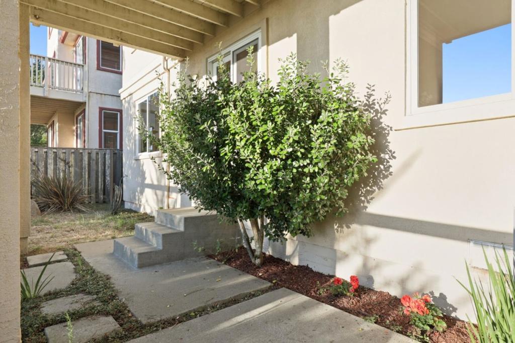 211 Sunset Court Property Photo 33