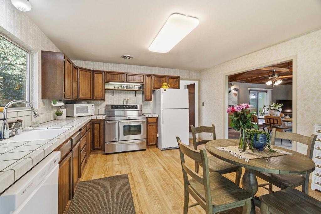 12 Azalea Avenue Property Photo 4