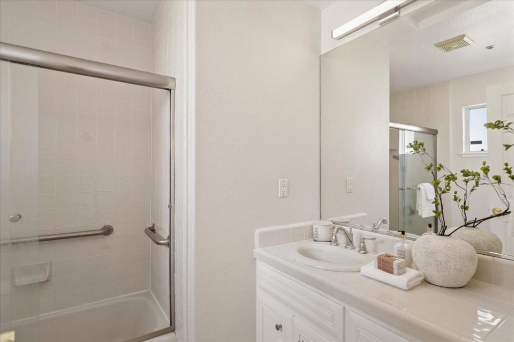 527 Tyndall Street Property Photo 9