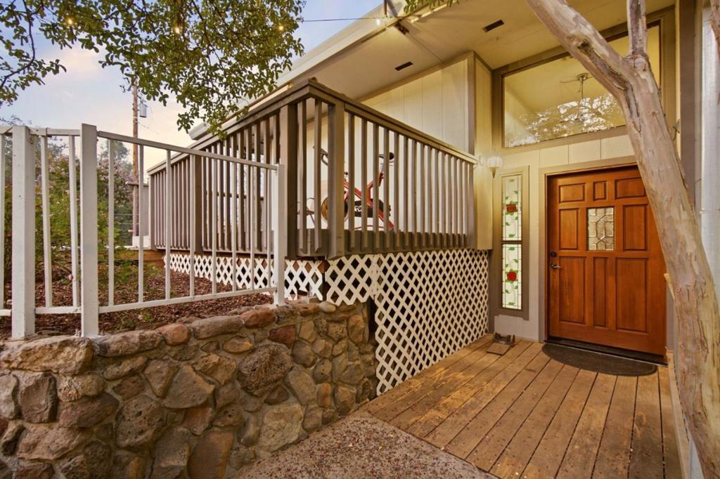 11620 Deschutes Road Property Photo 4