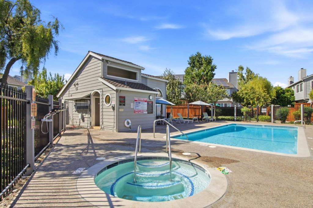 1596 Camden Village Circle Property Photo 32