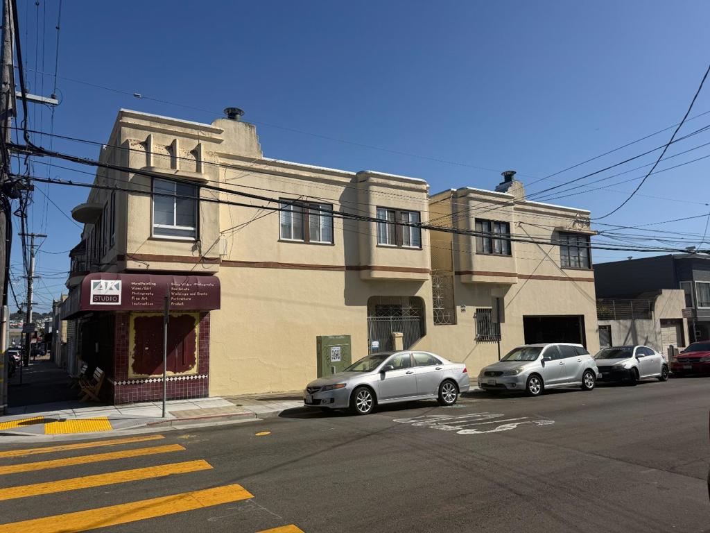 405407 Girard Street Property Photo 1