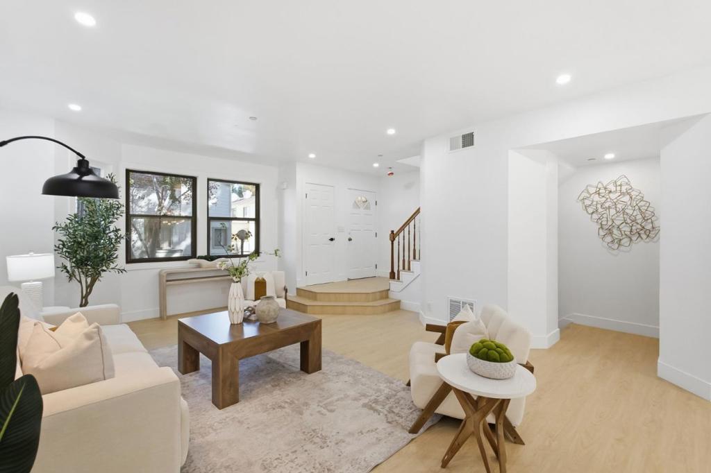 970 La Mesa Terrace E Property Photo 3