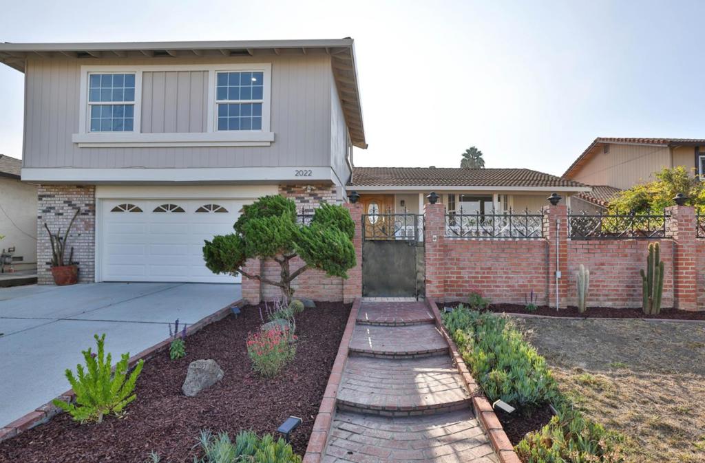 2022 Admiral Place Property Photo 2