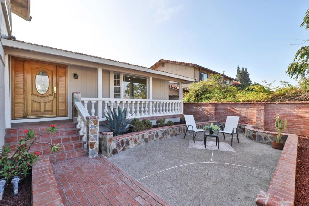 2022 Admiral Place Property Photo 3