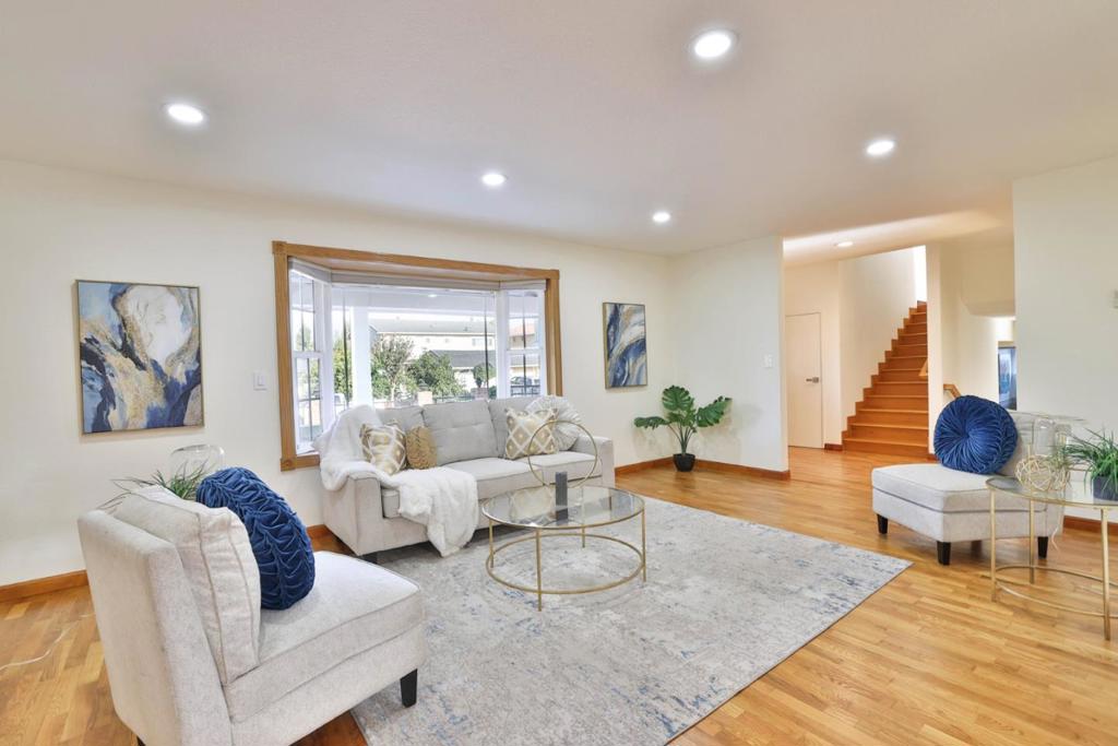 2022 Admiral Place Property Photo 4
