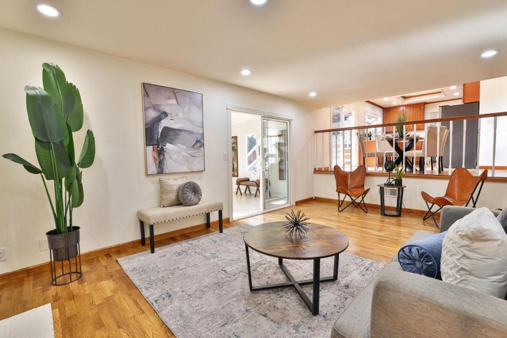 2022 Admiral Place Property Photo 8