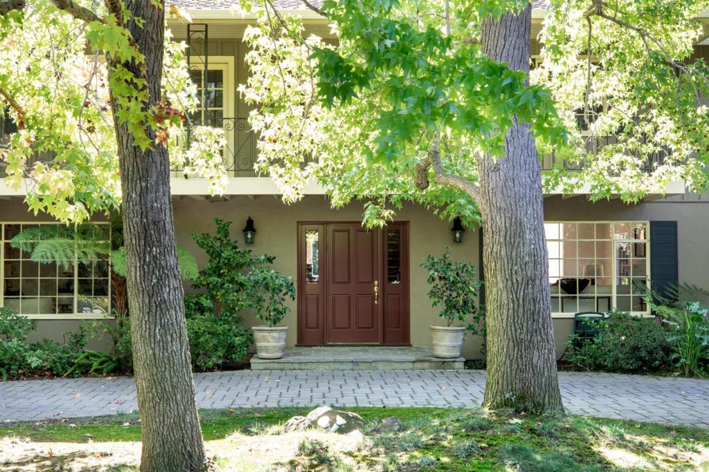 98 Rebecca Lane Property Photo 3